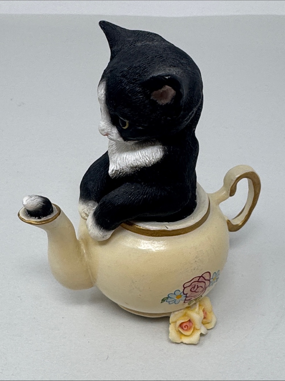 Country Artists A Curious Tale Kitty Cat In Flower Teapot Collectible Figurine